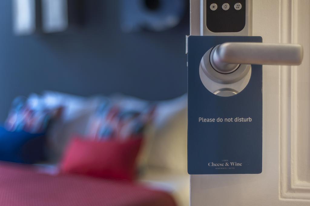 Lisbon Cheese & Wine Suites Стая снимка